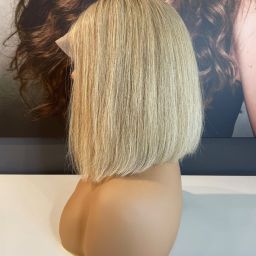 KHLOE – SANDY BLONDE BOB WIG WITH ROOT