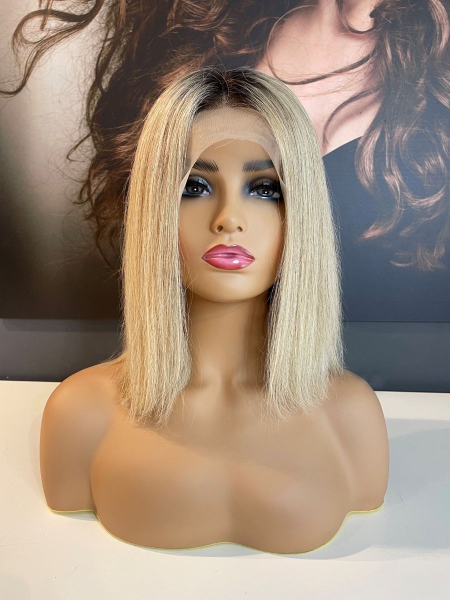 KHLOE – SANDY BLONDE BOB WIG WITH ROOT