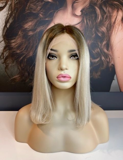 HOLLY – BLONDE ROOTED BOB WIG