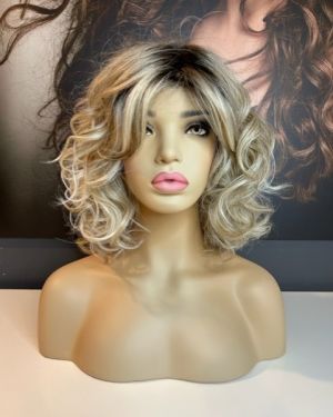 VOGUE – PEARL BLONDE WIG WITH ROOT (WAVY)