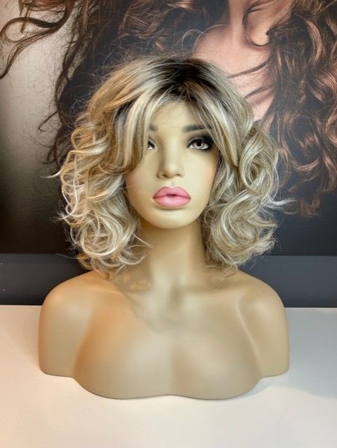 VOGUE – PEARL BLONDE WIG WITH ROOT (WAVY)