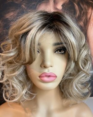 VOGUE – PEARL BLONDE WIG WITH ROOT (WAVY)