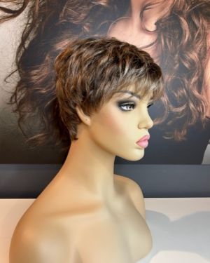 YASMIN – CROPPED WIG WITH MEDIUM BROWN TONES