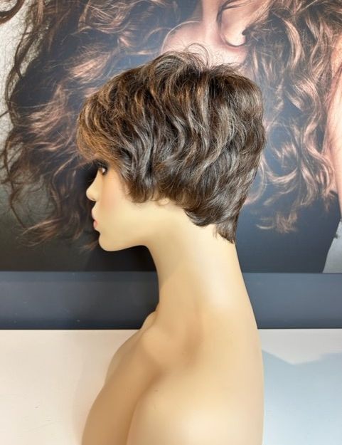 YASMIN – CROPPED WIG WITH MEDIUM BROWN TONES