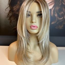LEONA – SANDY BLONDE WIG WITH ROOT