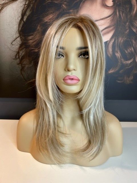 LEONA – SANDY BLONDE WIG WITH ROOT
