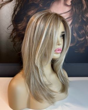 LEONA – SANDY BLONDE WIG WITH ROOT