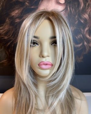 LEONA – SANDY BLONDE WIG WITH ROOT