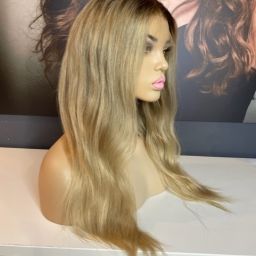 BRYONY – HONEY BLONDE WIG WITH ROOT