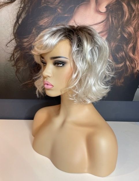 SANDY – PLATINUM BLONDE WAVY BOB WIG