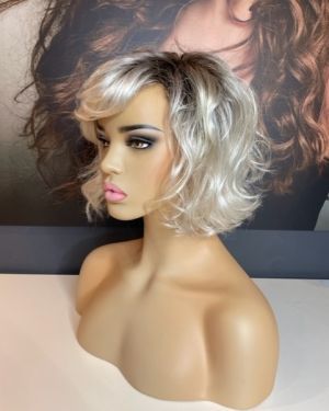 SANDY – PLATINUM BLONDE WAVY BOB WIG