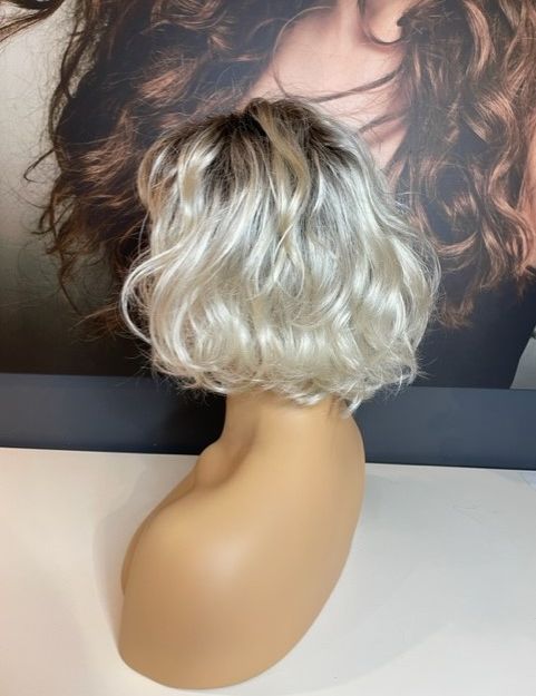 SANDY – PLATINUM BLONDE WAVY BOB WIG