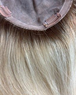 BLONDE MONO TOPPER WITH ROOT – AMY